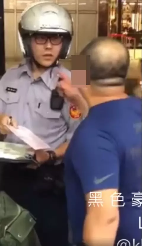 男子違停爆走嗆「我不會繳罰單啦」員警淡定照罰! 看到最後網友笑翻:「嘴巴說不要,但身體很誠實」