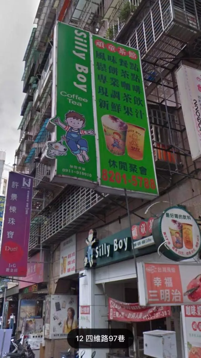 好想有個家...喵喵在店內享受摸摸+冷氣 可憐浪喵「趴窗前巴望」:好羨慕QQ