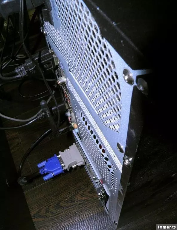 電腦速度愈來愈慢讓他覺得很奇怪,拆開主機後卻看見「這一幕」