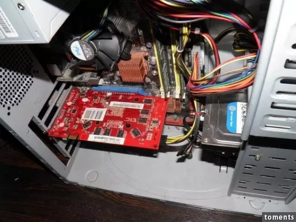 電腦速度愈來愈慢讓他覺得很奇怪,拆開主機後卻看見「這一幕」