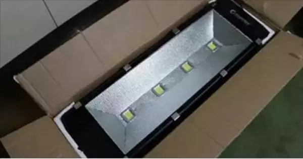 朋友送了他一個「體育場專用超級LED照明燈」 結果讓他崩潰
