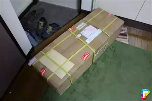 朋友送了他一個「體育場專用超級LED照明燈」 結果讓他崩潰