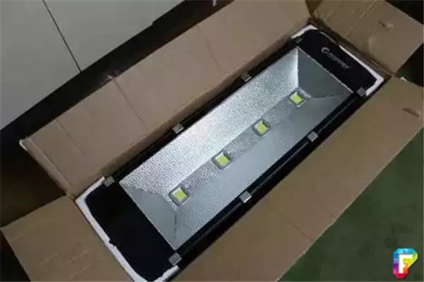 朋友送了他一個「體育場專用超級LED照明燈」 結果讓他崩潰