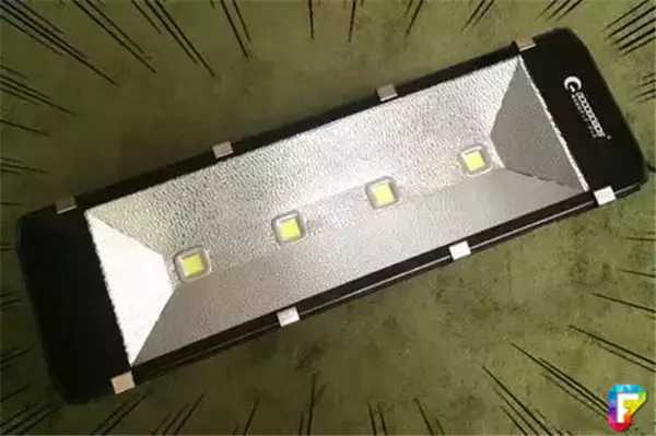 朋友送了他一個「體育場專用超級LED照明燈」 結果讓他崩潰