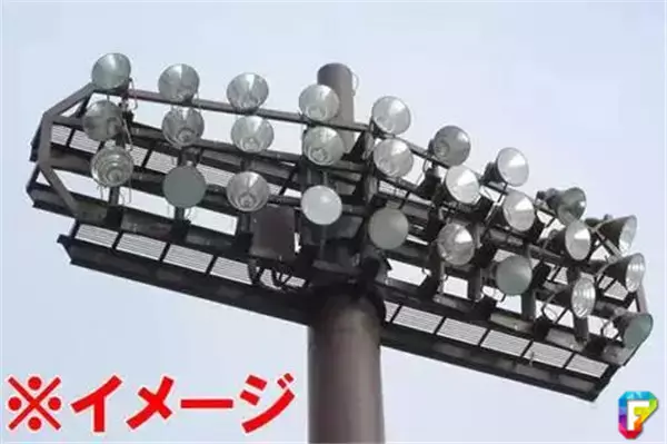 朋友送了他一個「體育場專用超級LED照明燈」 結果讓他崩潰