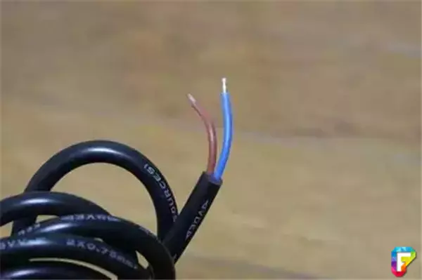朋友送了他一個「體育場專用超級LED照明燈」 結果讓他崩潰