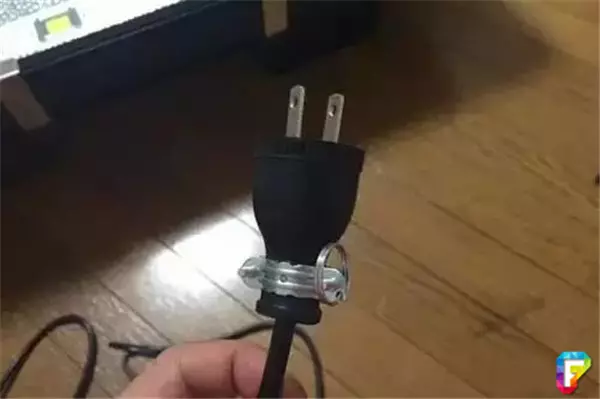 朋友送了他一個「體育場專用超級LED照明燈」 結果讓他崩潰