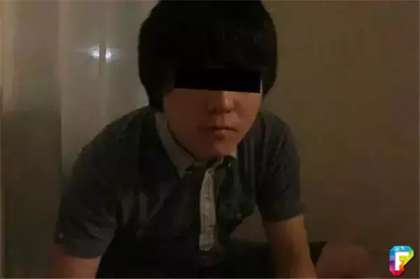 朋友送了他一個「體育場專用超級LED照明燈」 結果讓他崩潰