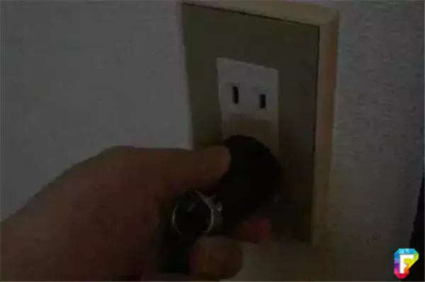 朋友送了他一個「體育場專用超級LED照明燈」 結果讓他崩潰