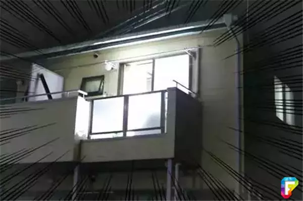 朋友送了他一個「體育場專用超級LED照明燈」 結果讓他崩潰