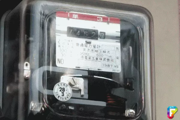 朋友送了他一個「體育場專用超級LED照明燈」 結果讓他崩潰