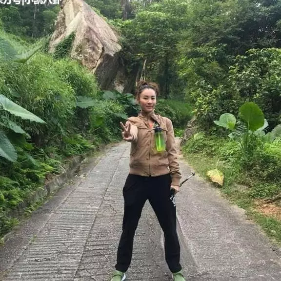 37歲張柏芝清晨爬山露素顏,謝霆鋒的回應真是太有愛了!
