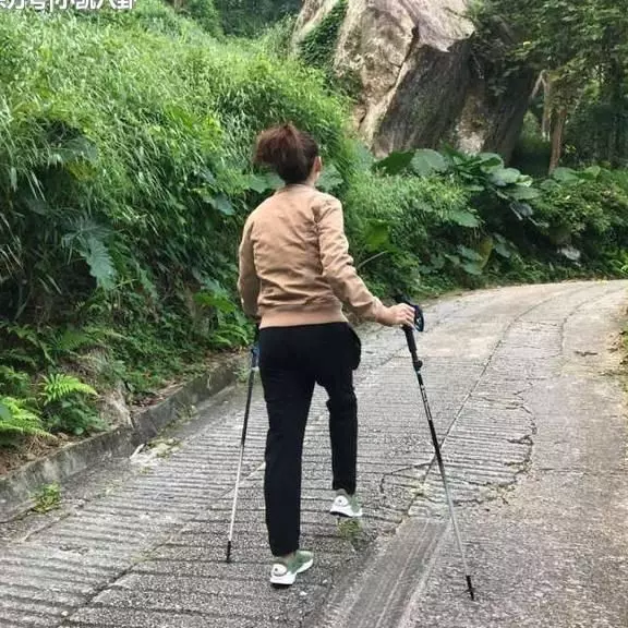 37歲張柏芝清晨爬山露素顏,謝霆鋒的回應真是太有愛了!