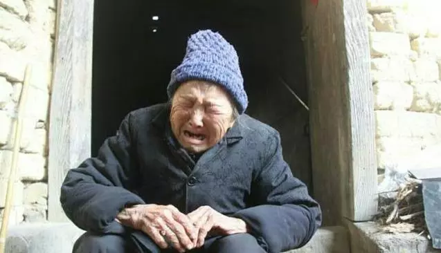 鄉下母親進城看當大官兒子,兒媳出門買菜,老人卻無意看到兒遺像