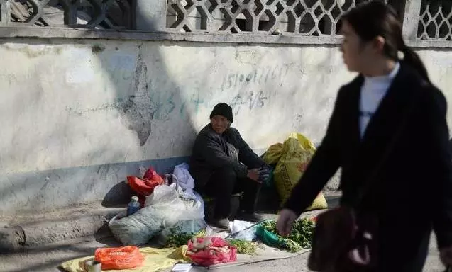 鄉下母親進城看當大官兒子,兒媳出門買菜,老人卻無意看到兒遺像