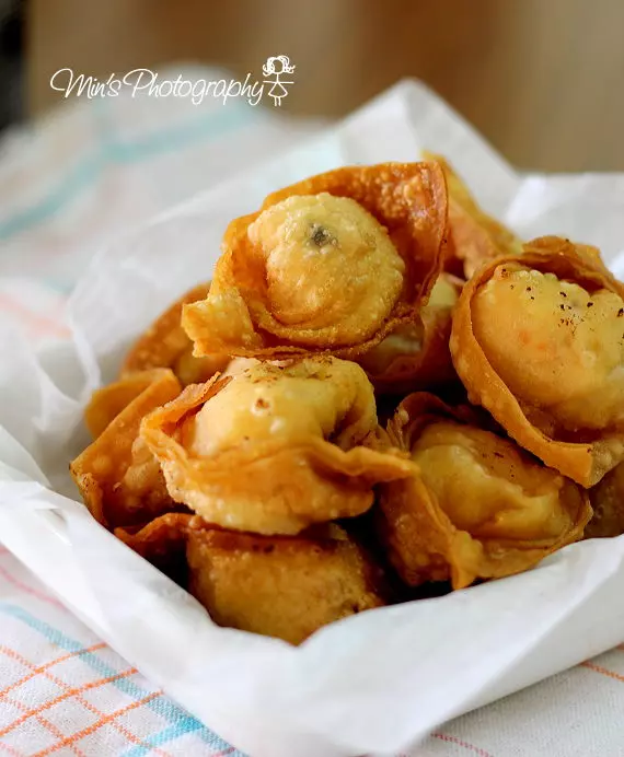 炸雲吞 Deep-Fried Wanton,大大推薦給大家~這個用它來沾辣椒醬吃會更好吃