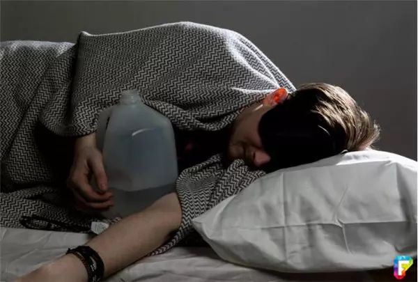 男子一個月每天狂灌4公斤水 才10天後身體發生的變化嚇瘋眾人