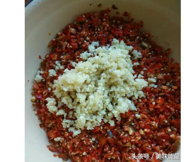 剁椒做出的辣椒醬,百搭下飯菜
