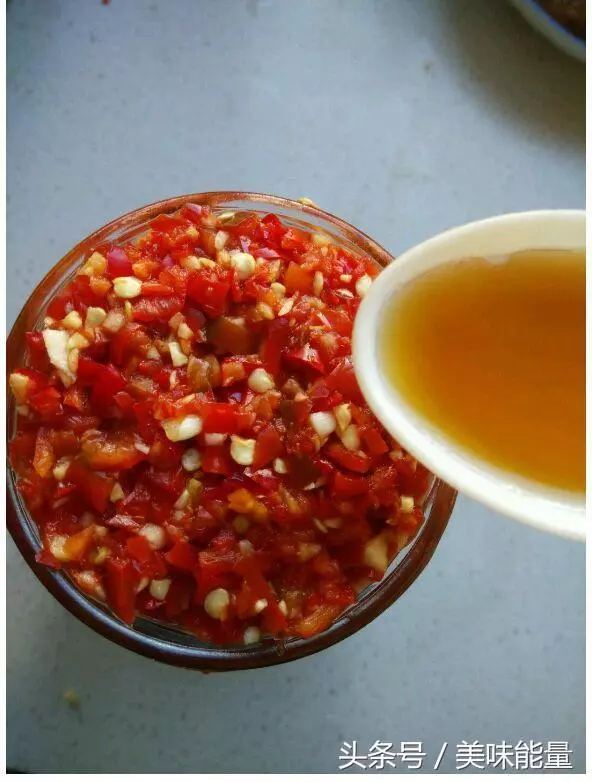 剁椒做出的辣椒醬,百搭下飯菜