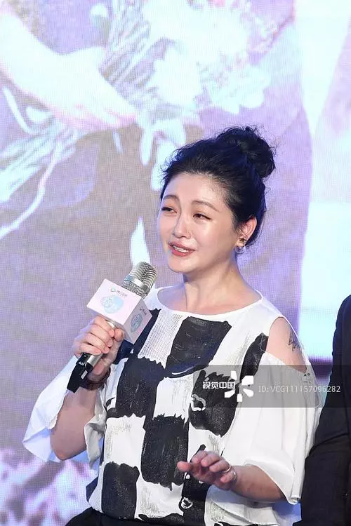41歲的大S皮膚好似20歲的少女,可網友卻被她的面相嚇到:好奇怪!