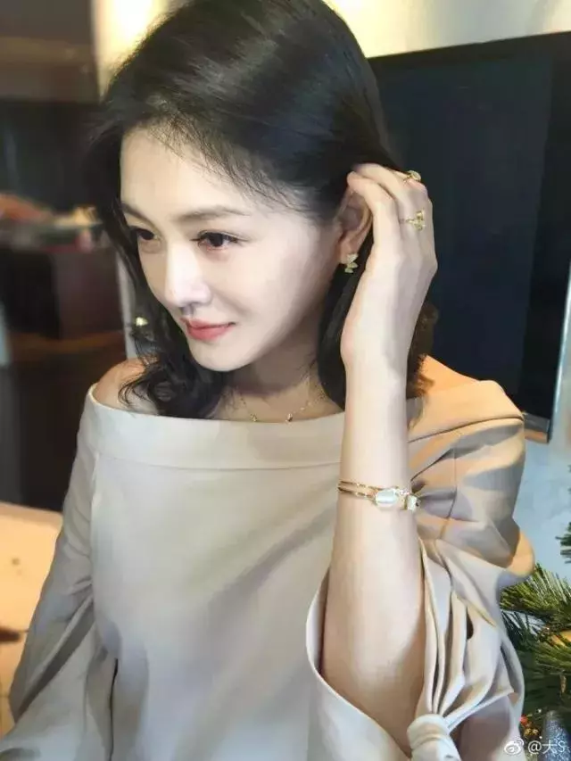 41歲的大S皮膚好似20歲的少女,可網友卻被她的面相嚇到:好奇怪!