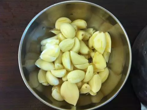 電鍋版清蒸蒜頭雞,做法簡單,湯汁淋到米飯上超入味,大人孩子一窩蜂搶光!