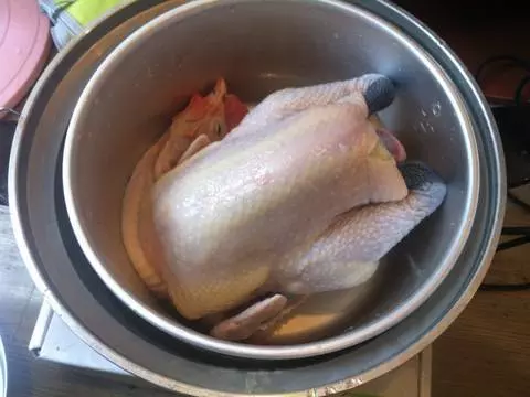 電鍋版清蒸蒜頭雞,做法簡單,湯汁淋到米飯上超入味,大人孩子一窩蜂搶光!