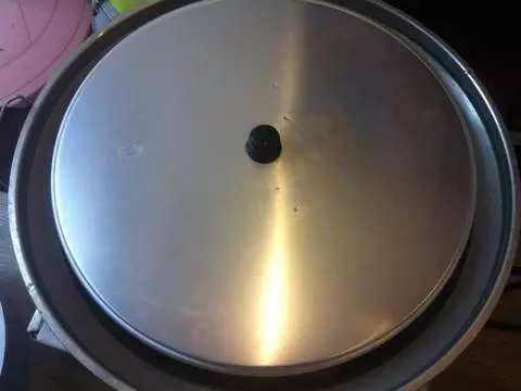 電鍋版清蒸蒜頭雞,做法簡單,湯汁淋到米飯上超入味,大人孩子一窩蜂搶光!