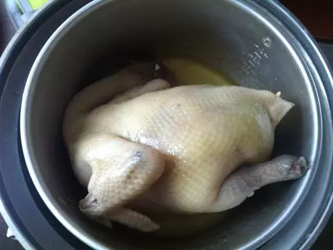 電鍋版清蒸蒜頭雞,做法簡單,湯汁淋到米飯上超入味,大人孩子一窩蜂搶光!