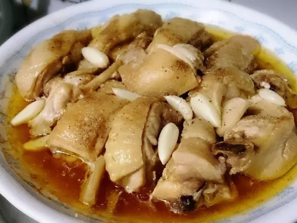 電鍋版清蒸蒜頭雞,做法簡單,湯汁淋到米飯上超入味,大人孩子一窩蜂搶光!