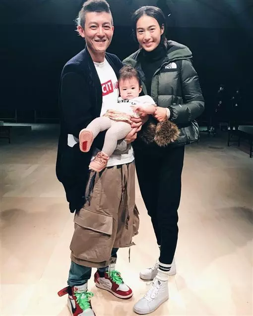 陳冠希與女友床上親熱視頻外流!親吻纏綿畫面曝光!