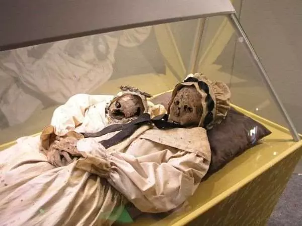 這對「母子木乃伊」在300年前被埋在教堂底下,在檢查遺體時卻發現祂們藏有一個大祕密...