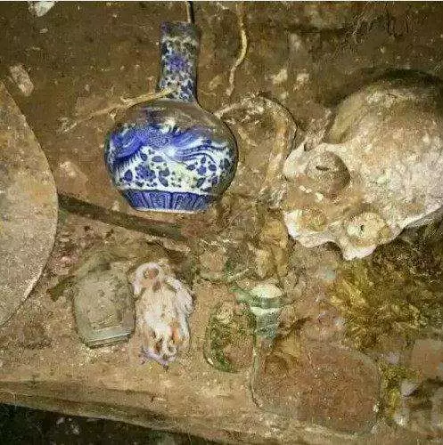 女子到「古墓」釣魚,沒想到她接下來看到的「這一幕」,讓她二話不說拔腿就跑…
