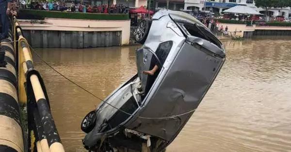 沉河底一週無人知 溺斃青年隨車浮面