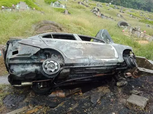 轎車翻覆撞墳場再起火 愛車全毀 女司機逃過一劫
