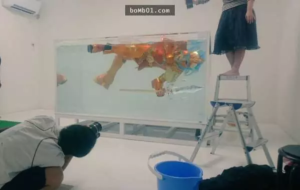 25張「完美Cosplay照片背後的真相」,鏡頭外的畫面真的把大家都笑到捧腹滾地了!