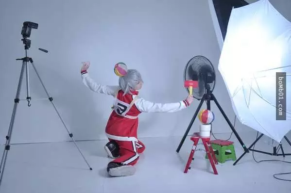 25張「完美Cosplay照片背後的真相」,鏡頭外的畫面真的把大家都笑到捧腹滾地了!