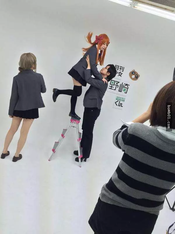 25張「完美Cosplay照片背後的真相」,鏡頭外的畫面真的把大家都笑到捧腹滾地了!