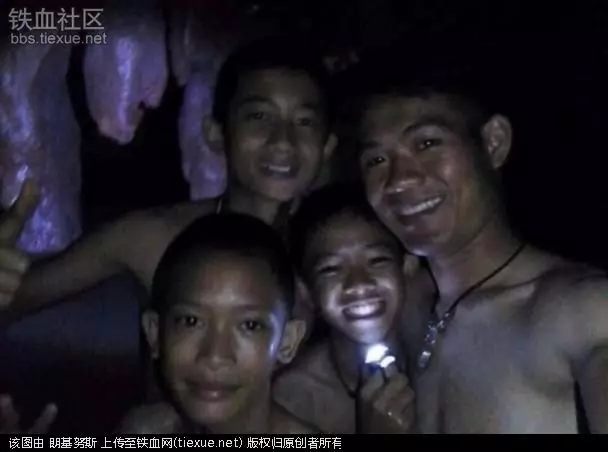 【一個都沒有少!】泰國少年足球隊13人洞穴失蹤9天,全部找到了!(內附視頻)