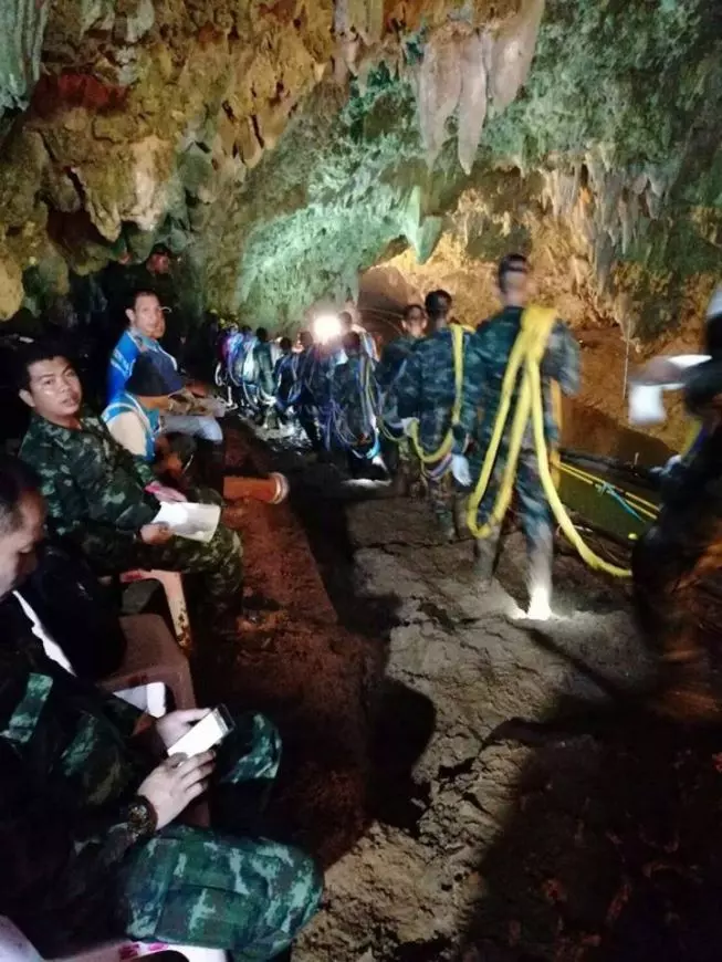 【一個都沒有少!】泰國少年足球隊13人洞穴失蹤9天,全部找到了!(內附視頻)