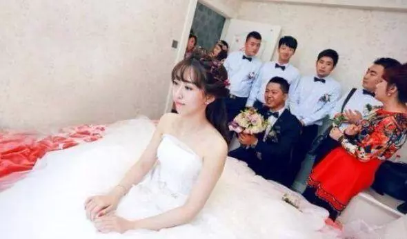 小姑子結婚,我喝多了在客房休息,無意聽到隔壁人的對話,我愣了