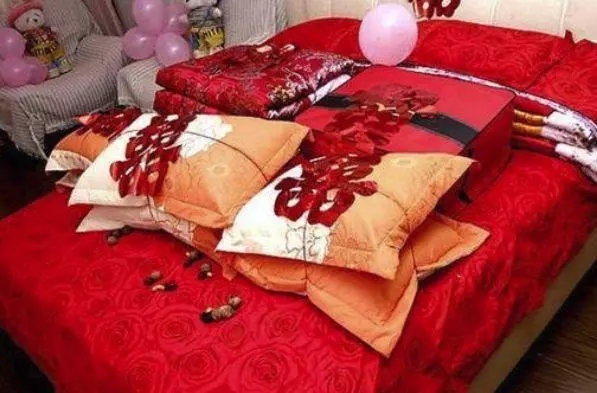 小姑子結婚,我喝多了在客房休息,無意聽到隔壁人的對話,我愣了