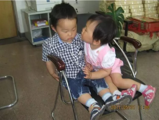 妹妹求姐姐代替自己嫁給殘疾人,9年後,妹妹破土屋,姐姐住別墅