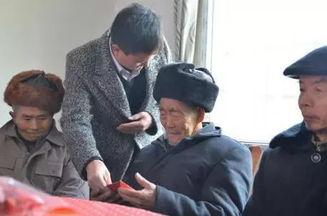 父親中彩票得二十萬,兄弟倆想把錢都拿走,沒想到父親用一招讓他們一分也沒拿到