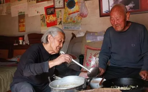 父親中彩票得二十萬,兄弟倆想把錢都拿走,沒想到父親用一招讓他們一分也沒拿到
