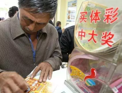 父親中彩票得二十萬,兄弟倆想把錢都拿走,沒想到父親用一招讓他們一分也沒拿到