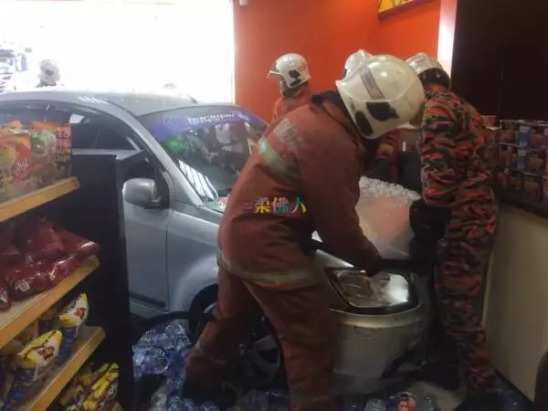 女司機疑誤踩油門 車撞進油站便利店
