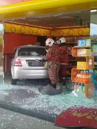 女司機疑誤踩油門 車撞進油站便利店
