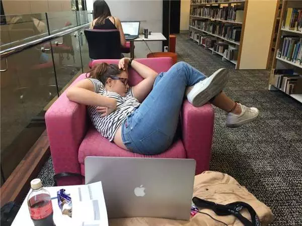 女學生在圖書館的銷魂睡姿被損友出賣後,一夕之間被惡搞大神P成了網紅!