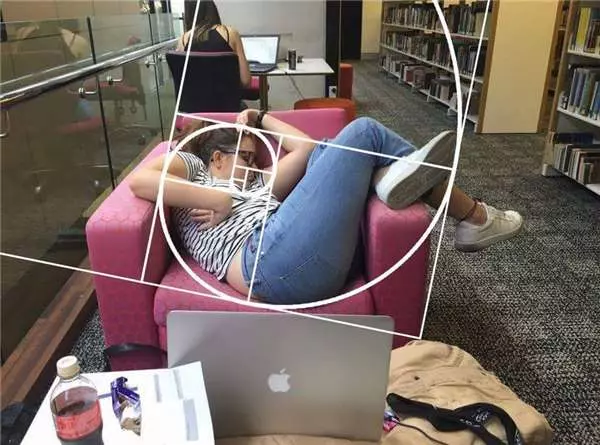 女學生在圖書館的銷魂睡姿被損友出賣後,一夕之間被惡搞大神P成了網紅!